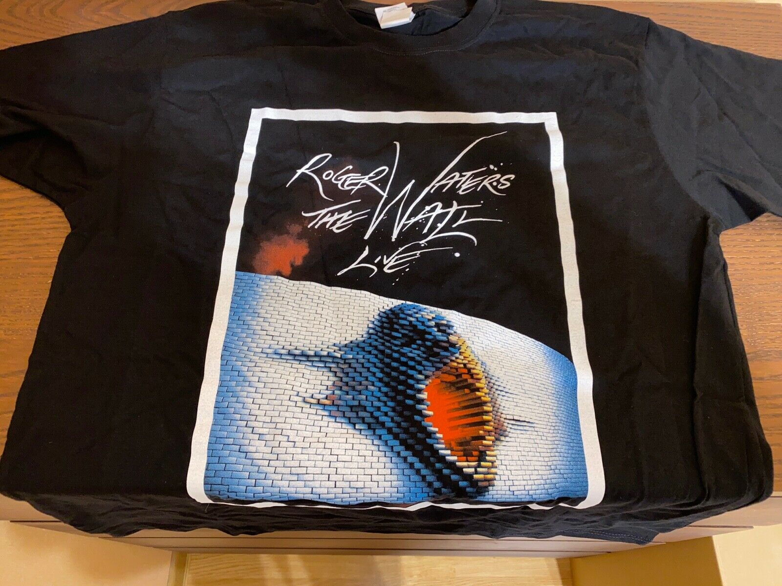Roger Waters The Wall Live Tour 2011 T-shirt Men Large Pink Floyd